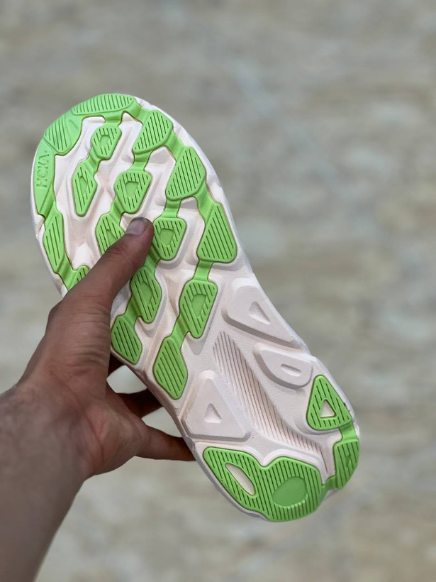 Hoka Clifton 9 made in Vietnam