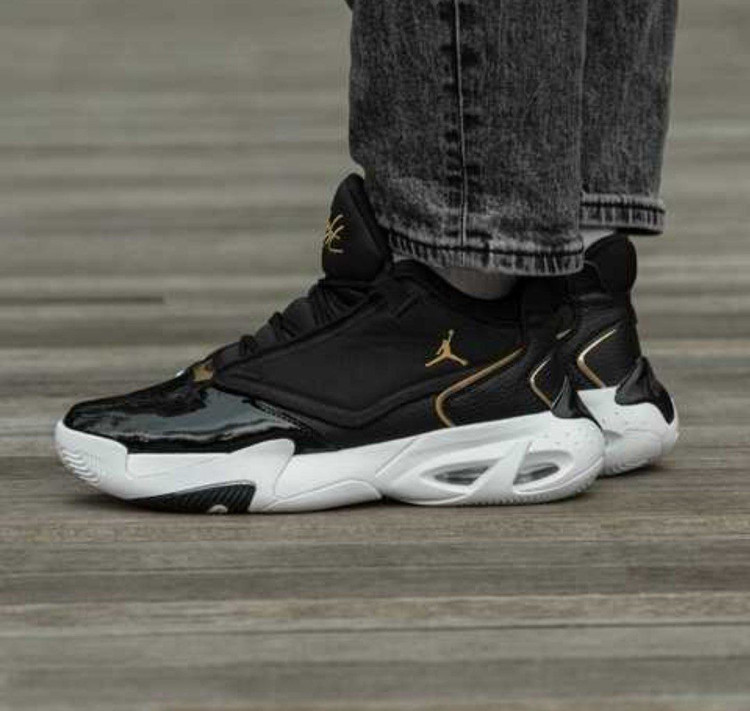 air jordan max aura 4 made in Vietnam