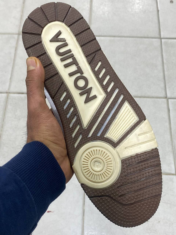 Louis Vuitton Trainer made in Vietnam