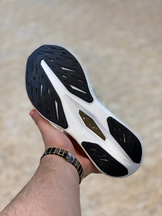 Brooks Hyperion Max 2 made in Vietnam