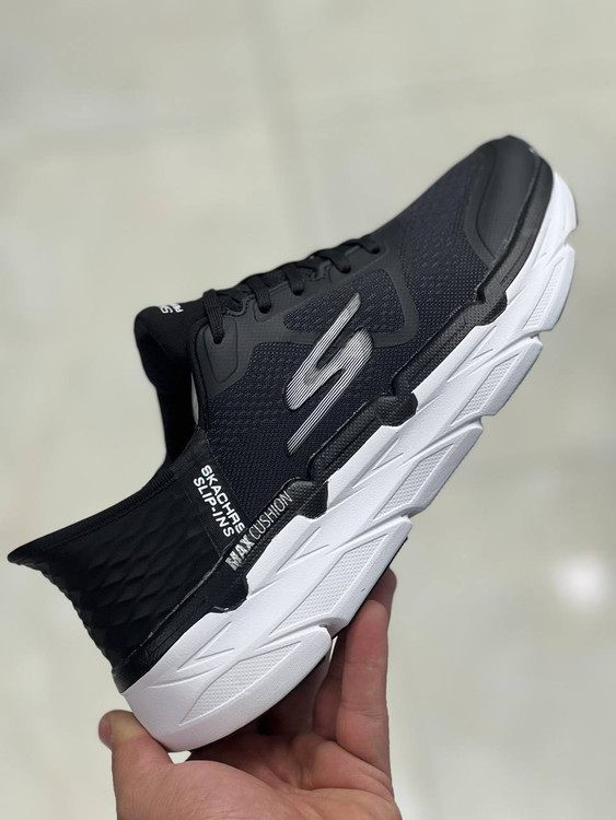 Skechers Max Cushioning made in Vietnam