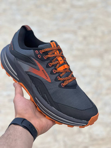 Brooks Cascadia 16 made in Vietnam