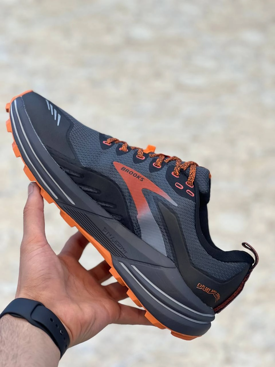 Brooks Cascadia 16 made in Vietnam