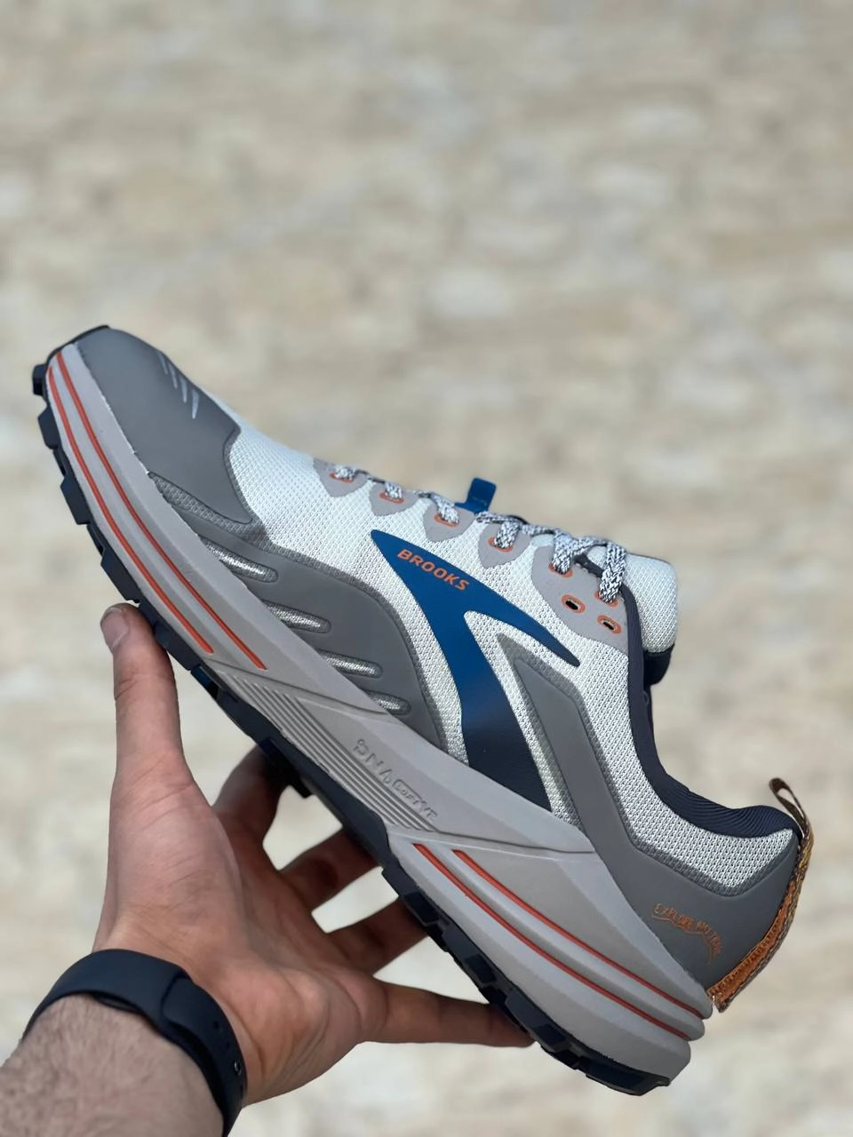 Brooks Cascadia 16 made in Vietnam