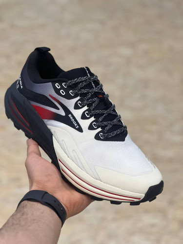 Brooks Cascadia 16 made in Vietnam