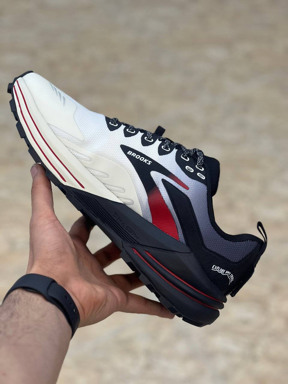 Brooks Cascadia 16 made in Vietnam