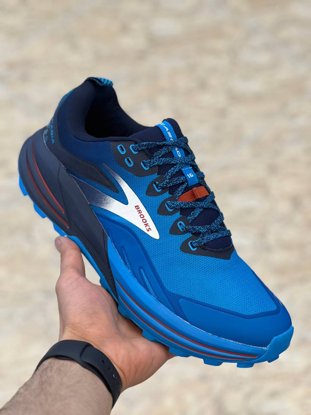 Brooks Cascadia 16 made in Vietnam