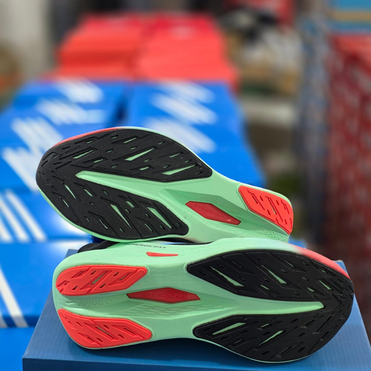 Brooks Hyperion Max 2 made in Vietnam