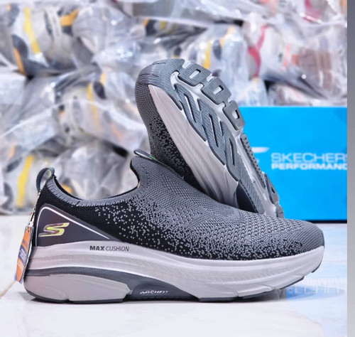Skechers max cushin made in Vietnam