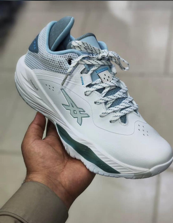 Asics Nova Surge Low made in Vietnam