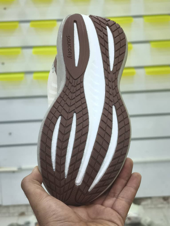 کفش ورزشی ساکونی مدل Triumph 22 سایزبندی 36 تا 45