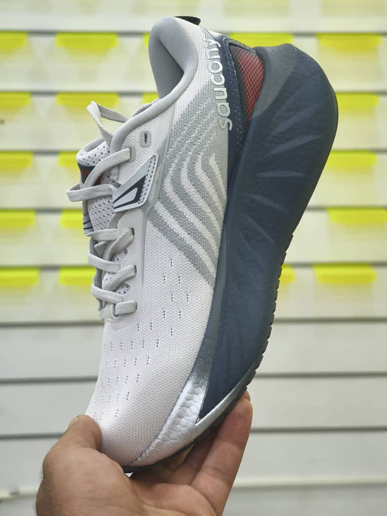 کفش ورزشی ساکونی مدل Triumph 22 سایزبندی 36 تا 45