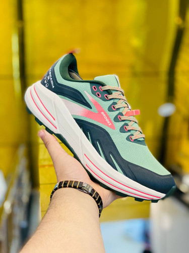 Brooks Cascadia 16 made in Vietnam