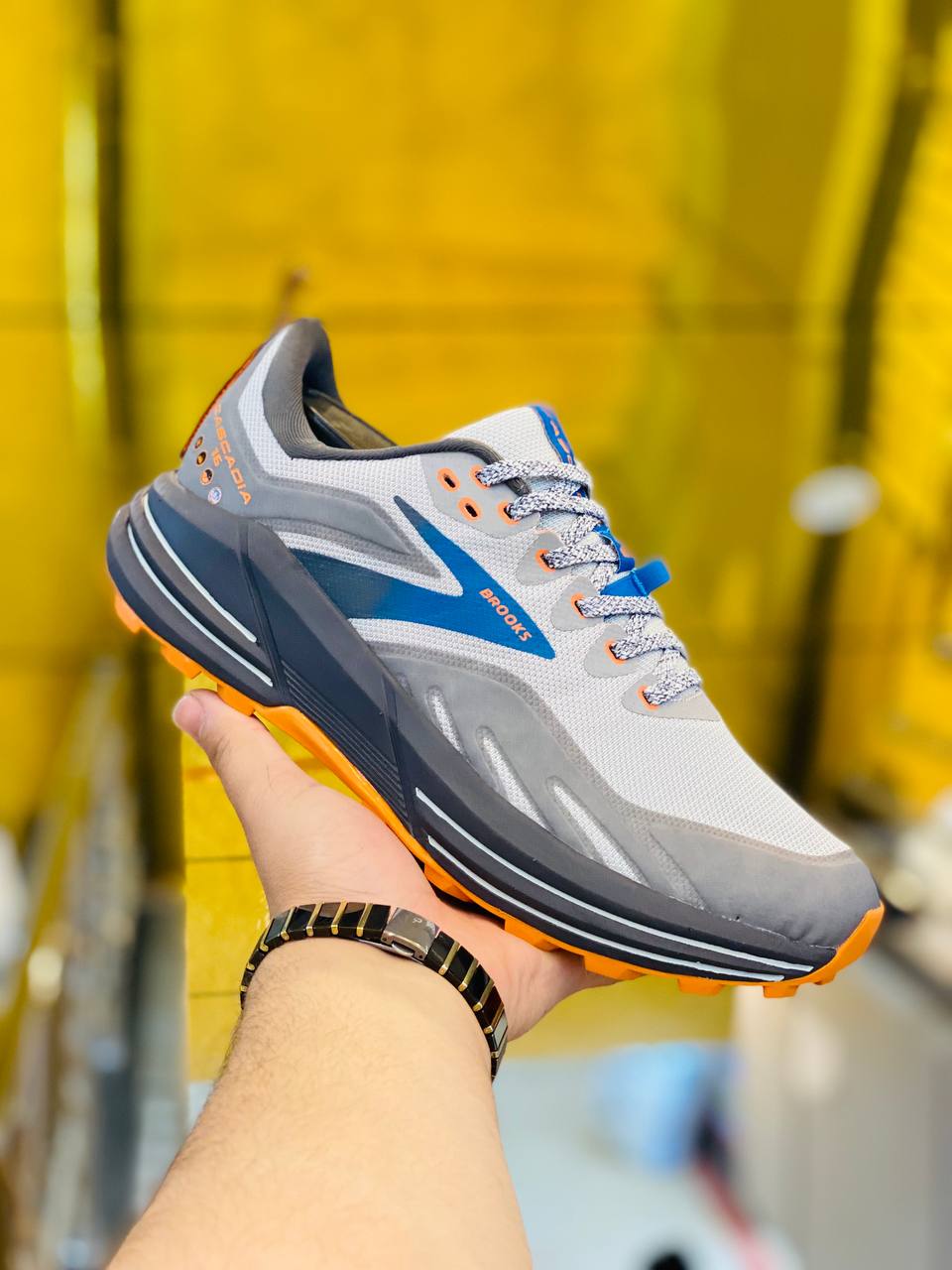 کتونی بروکس مدل کاسکادیا 16 ساخت ویتنام