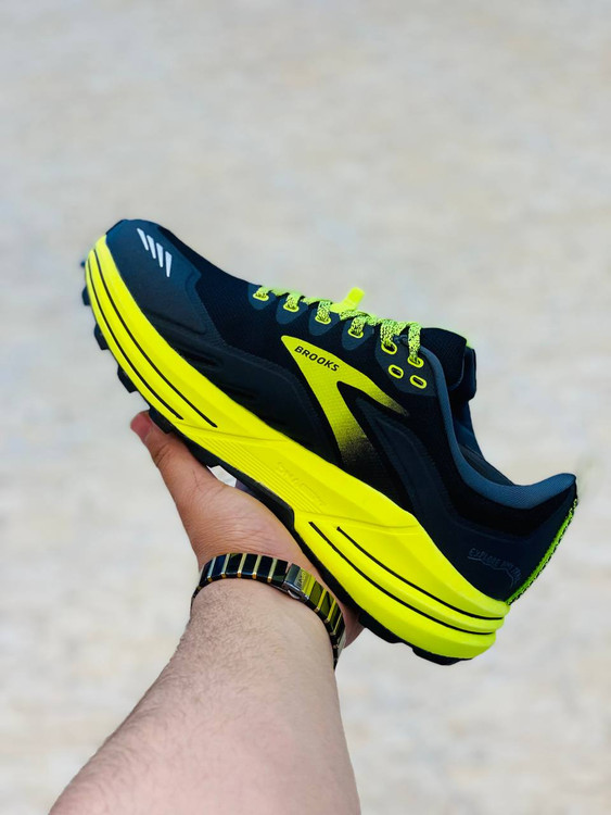 Brooks Cascadia 16 made in Vietnam
