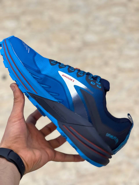 Brooks Cascadia 16 made in Vietnam