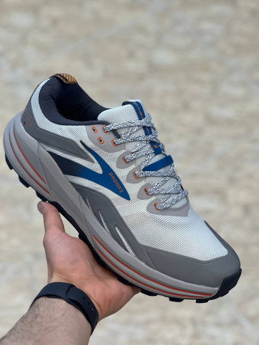 Brooks Cascadia 16 made in Vietnam