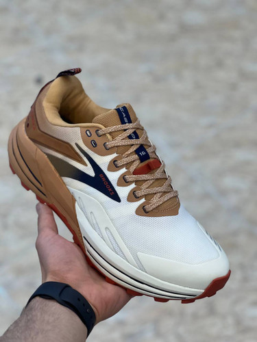Brooks Cascadia 16 made in Vietnam
