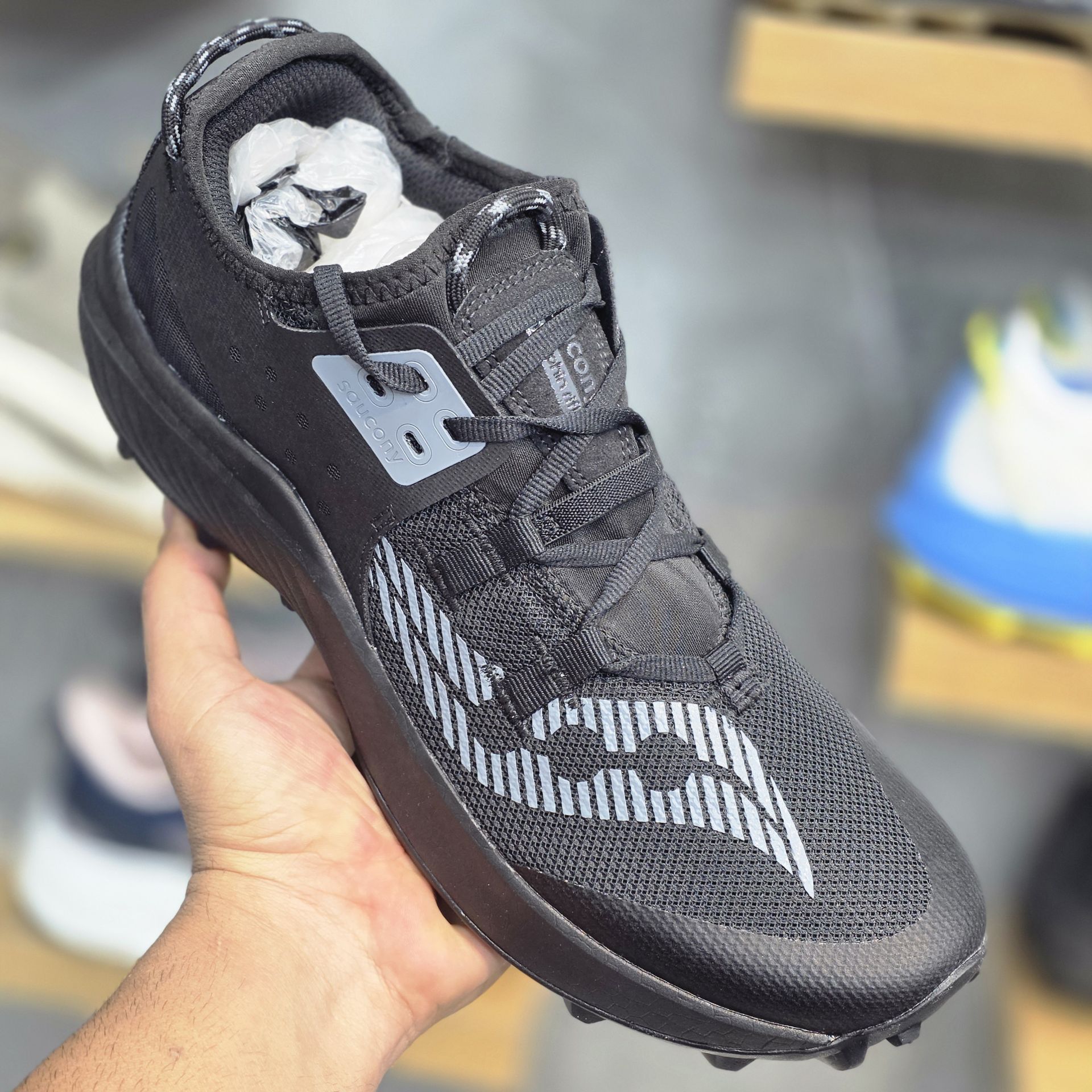 کتونی ساوکونی اندورفین با سایزبندی 40 تا 45، مدل Saucony Endorphin، مناسب برای استفاده ورزشی و روزمره.