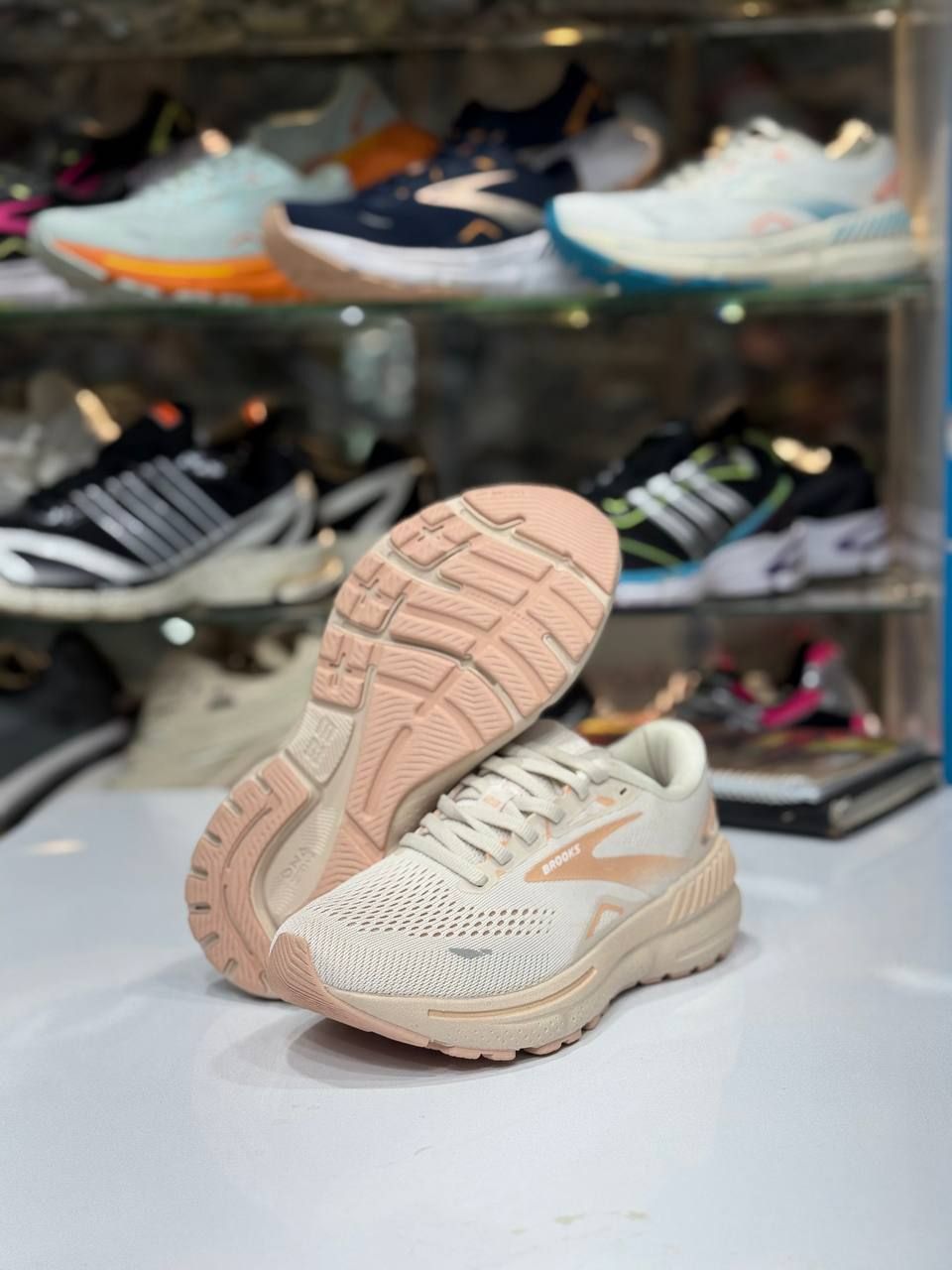 کتونی بروکس مدل آدرنالین جی‌تی‌اس 23 (Brooks Adrenaline GTS 23) در سایزبندی 37 تا 40