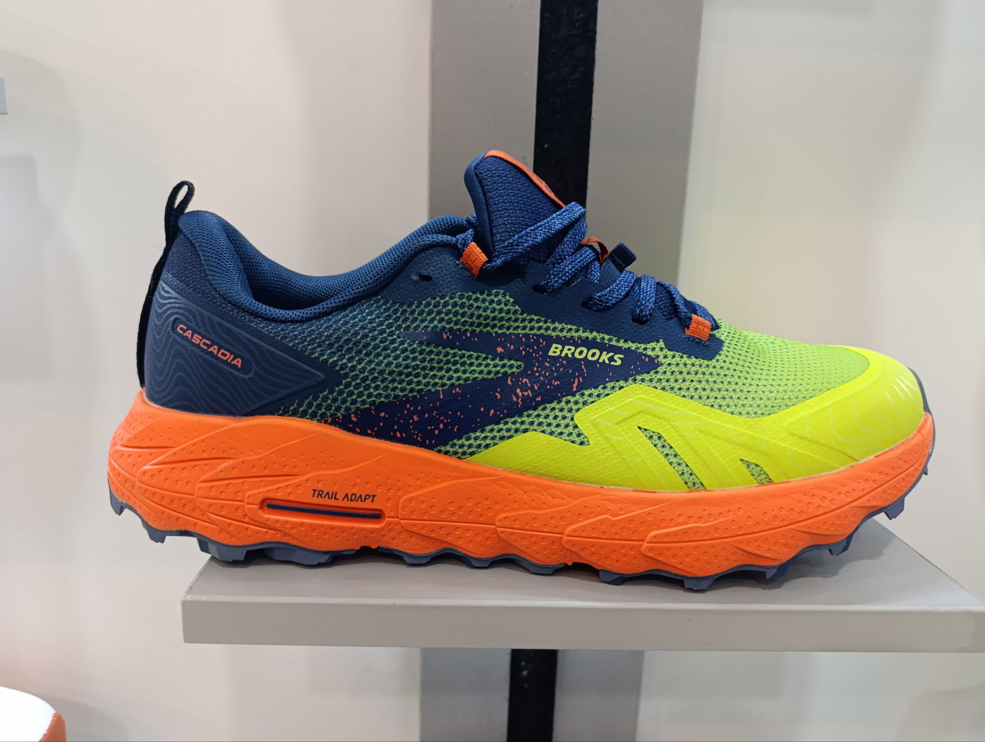 کتونی رانینگ بروکس مدل کاسکادیا 17 سایزبندی 40 تا 45 ساخت ویتنام  | Brooks Cascadia 17