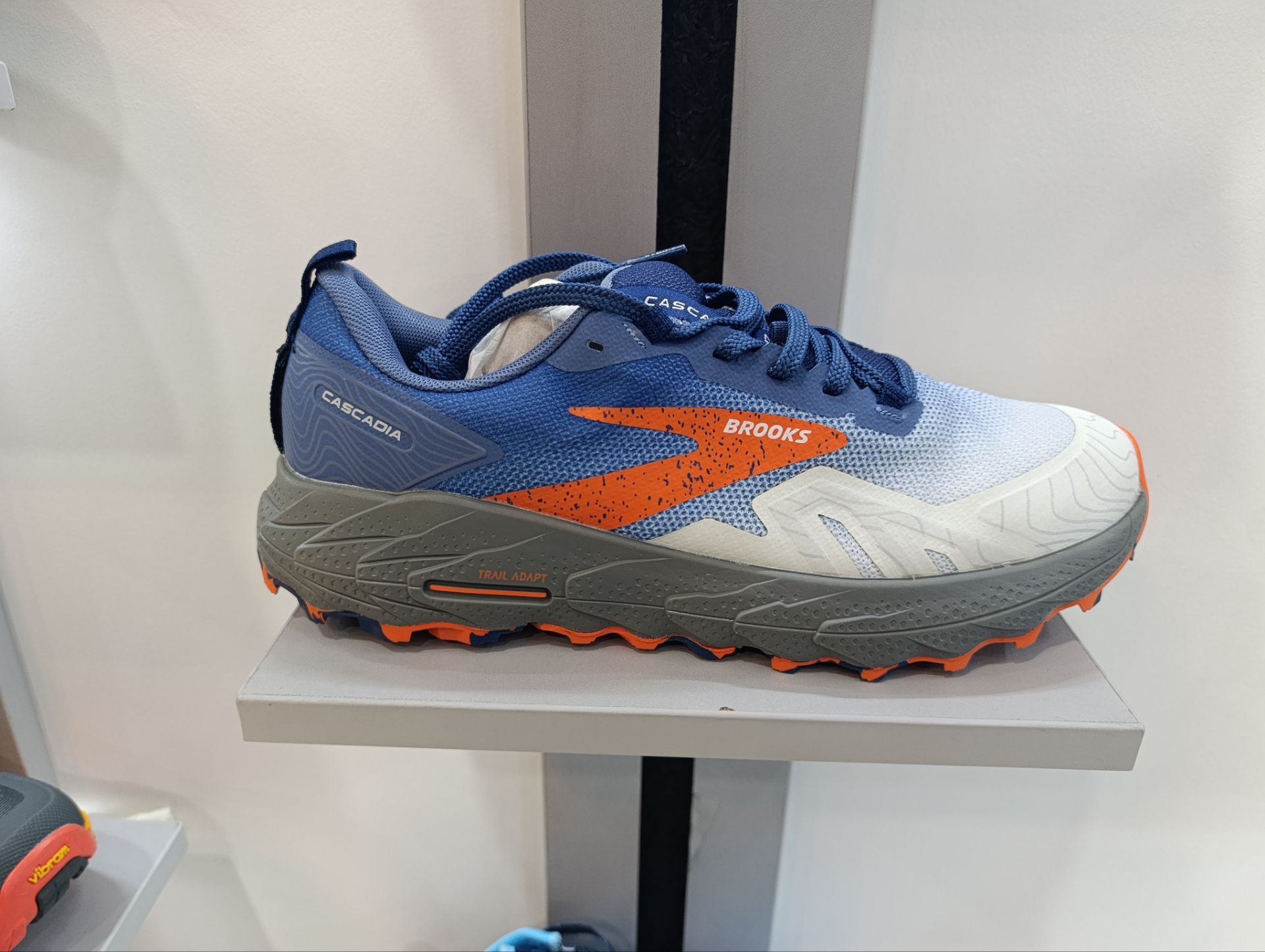 کتونی رانینگ بروکس مدل کاسکادیا 17 سایزبندی 40 تا 45 ساخت ویتنام  | Brooks Cascadia 17